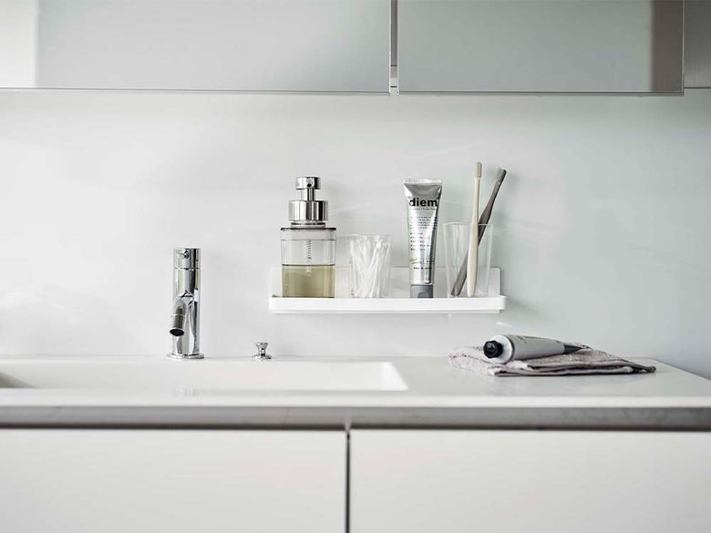 キッチンカウンターに取り付けられた白色のフィルムフックトレー【PLATE/プレート】