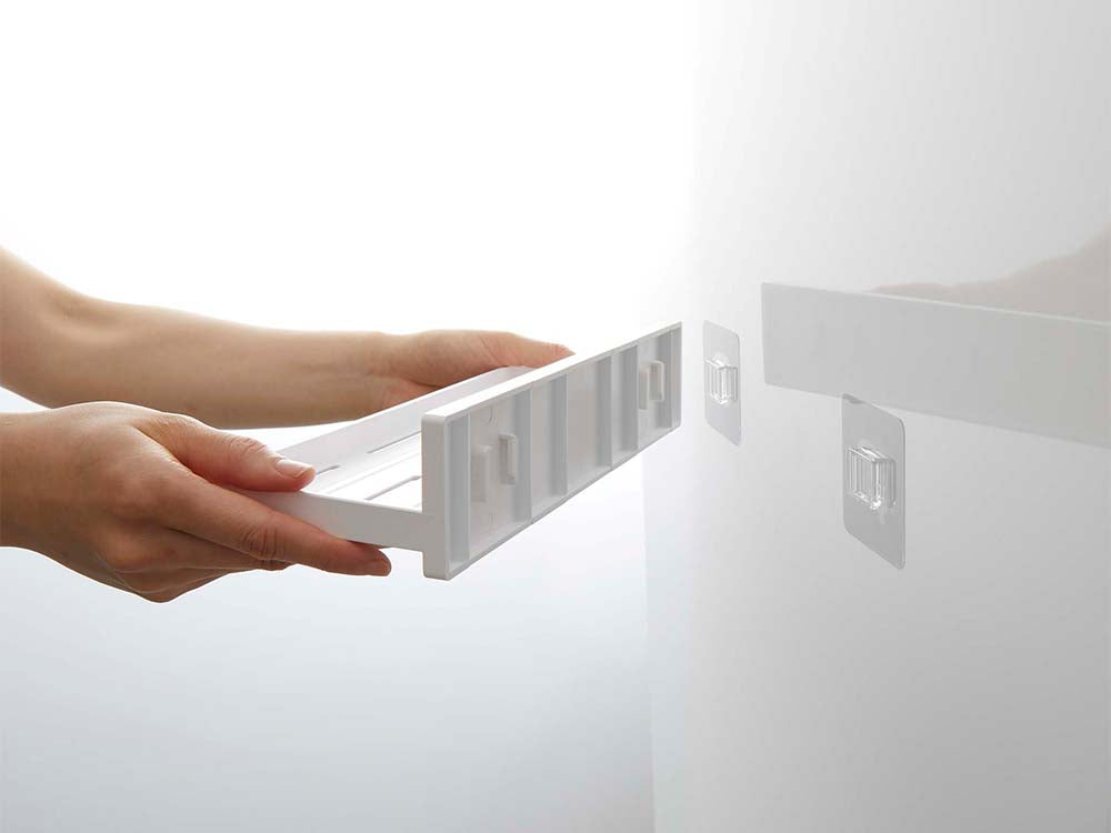 白色のPLATEフィルムフックトレー W30。ABS樹脂製でフィルムフックが2つ付いたトレーの製品画像