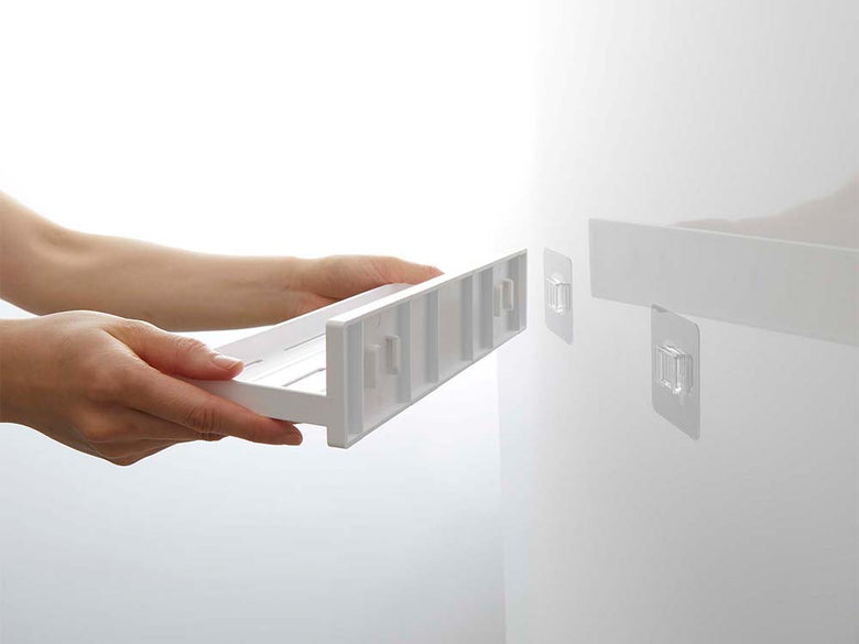 白色のPLATEフィルムフックトレー W30。ABS樹脂製でフィルムフックが2つ付いたトレーの製品画像