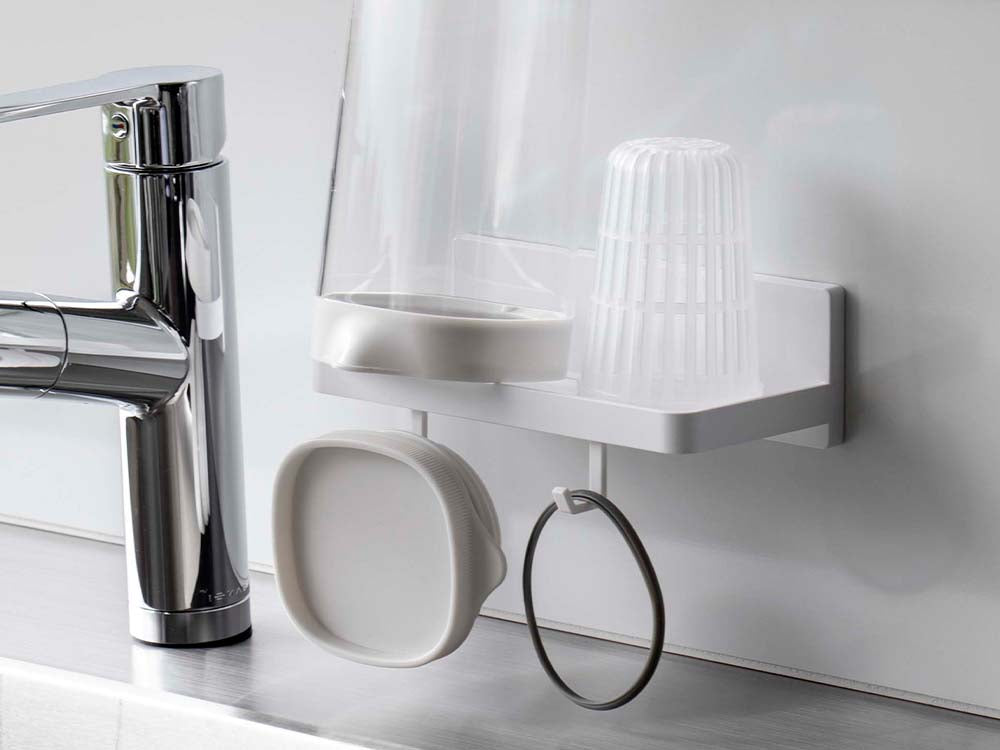 白色のフィルムフックトレーがキッチンの棚に取り付けられている様子