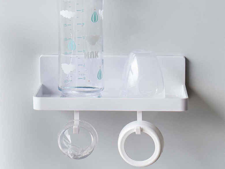 白色のフィルムフックトレー『PLATE』がプラスチック製の棚に設置されている様子