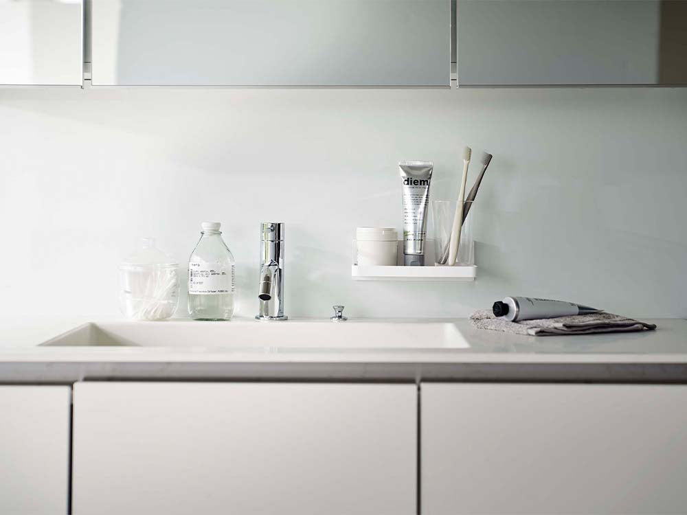 白色のフィルムフックトレーがキッチンのカウンターに設置されている様子