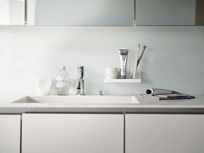 白色のフィルムフックトレーがキッチンのカウンターに設置されている様子