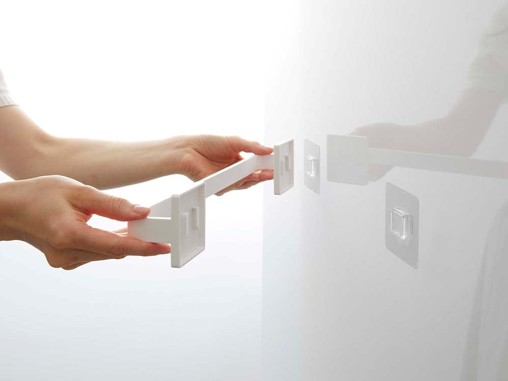 ホワイトのフィルムフック タオルハンガー【PLATE/プレート】 W36、本体とフィルム接着面が見える商品画像