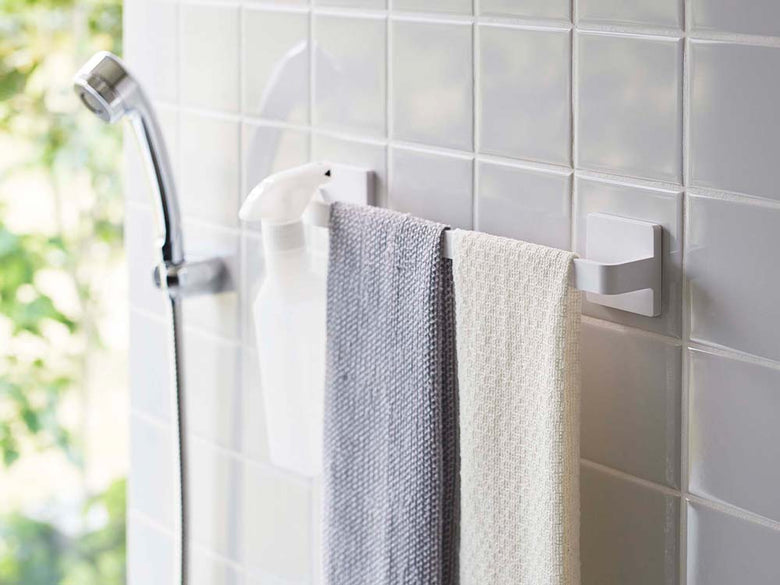 白色フィルムタオルハンガーが浴室の壁に取り付けられ、シルバーのハンドルが付いたタオル掛け。ABS樹脂製で耐荷重約1.5kg。