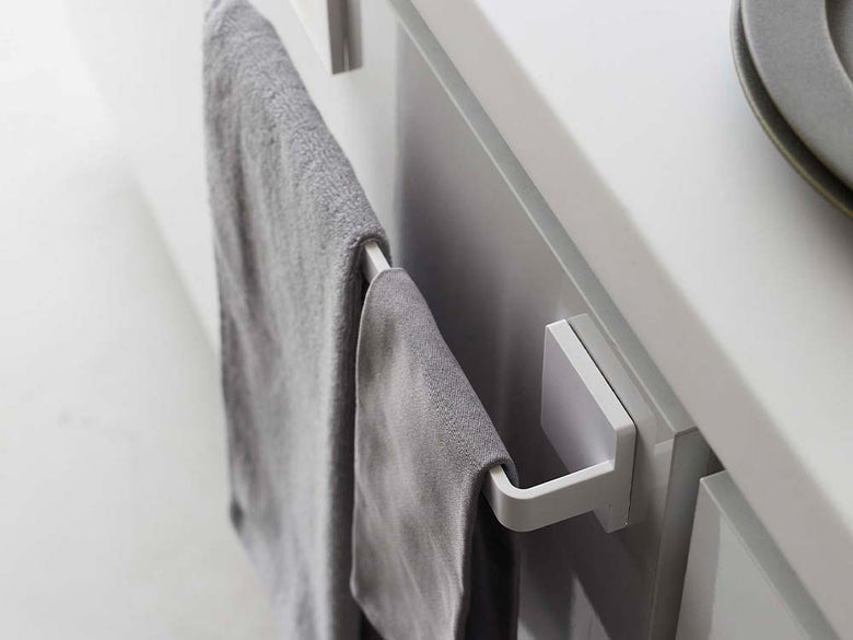 白色のフィルムフックタオルハンガーW36。ABS樹脂製で2つのポリカーボネートフックが壁に取り付けられています。