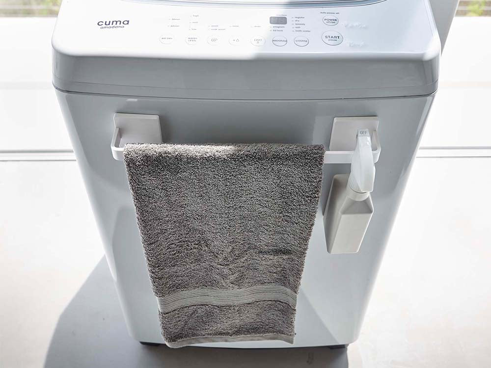 白色のフィルムフックタオルハンガーW36が洗濯機や乾燥機のあるランドリールームに設置されている