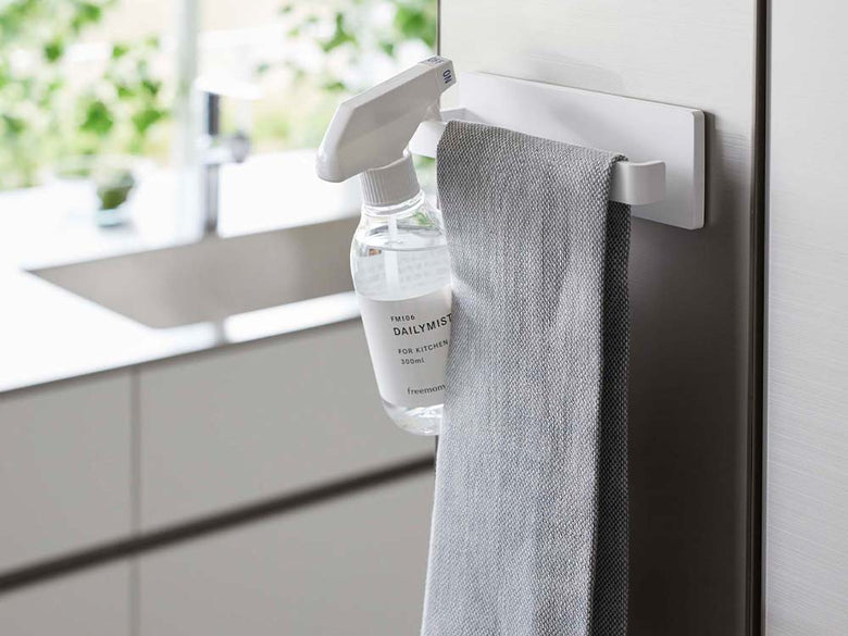 ホワイトのフィルムフックタオルハンガーが洗面所で蛇口や石鹸ディスペンサーとともに設置されている様子