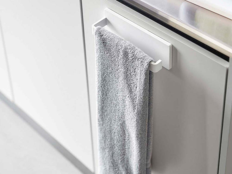 キッチンのシンク横に白色のタオルハンガーが取り付けられており、銀色のハンドルが見える家庭用フィルムフック