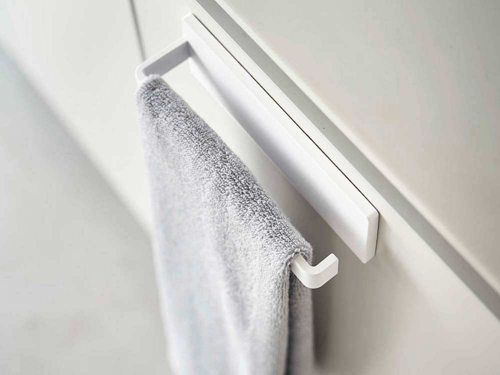 白色のフィルムフック タオルハンガーが壁に取り付けられ、タオルが掛けられている様子
