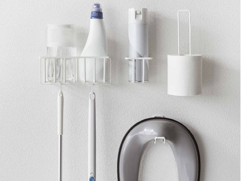 銀色のスチール製ウォールマウント型トイレ用品収納ラック。複数のフックが壁に取り付けられ、トイレット雑貨や日用品を整理できるデザイン