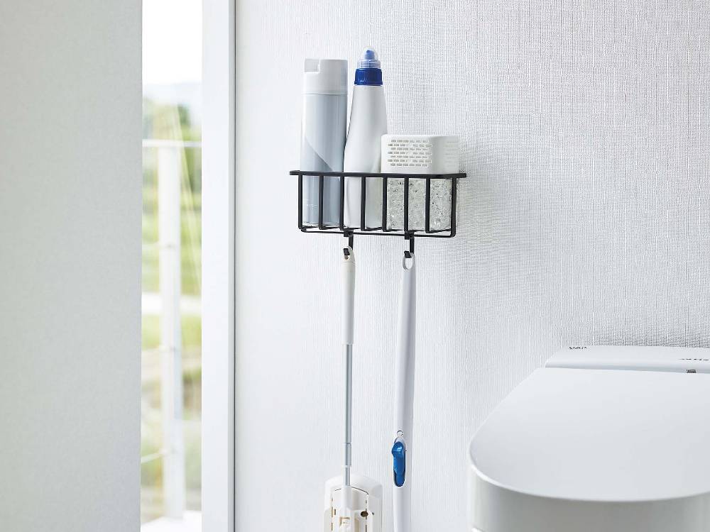 シルバー色のタワー型ウォールトイレ用品収納ラックが浴室の壁に設置されている様子