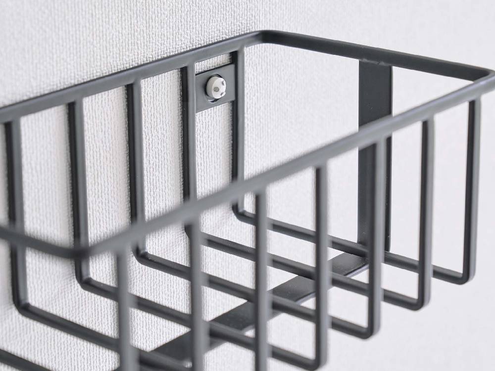 銀色のメッシュとスチールで作られた『tower/タワー』ウォールトイレ用品収納ラック