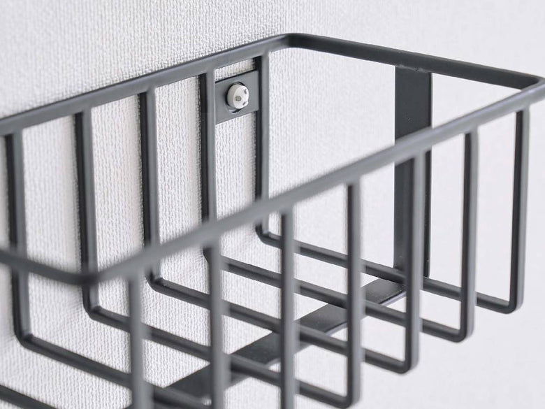 銀色のメッシュとスチールで作られた『tower/タワー』ウォールトイレ用品収納ラック