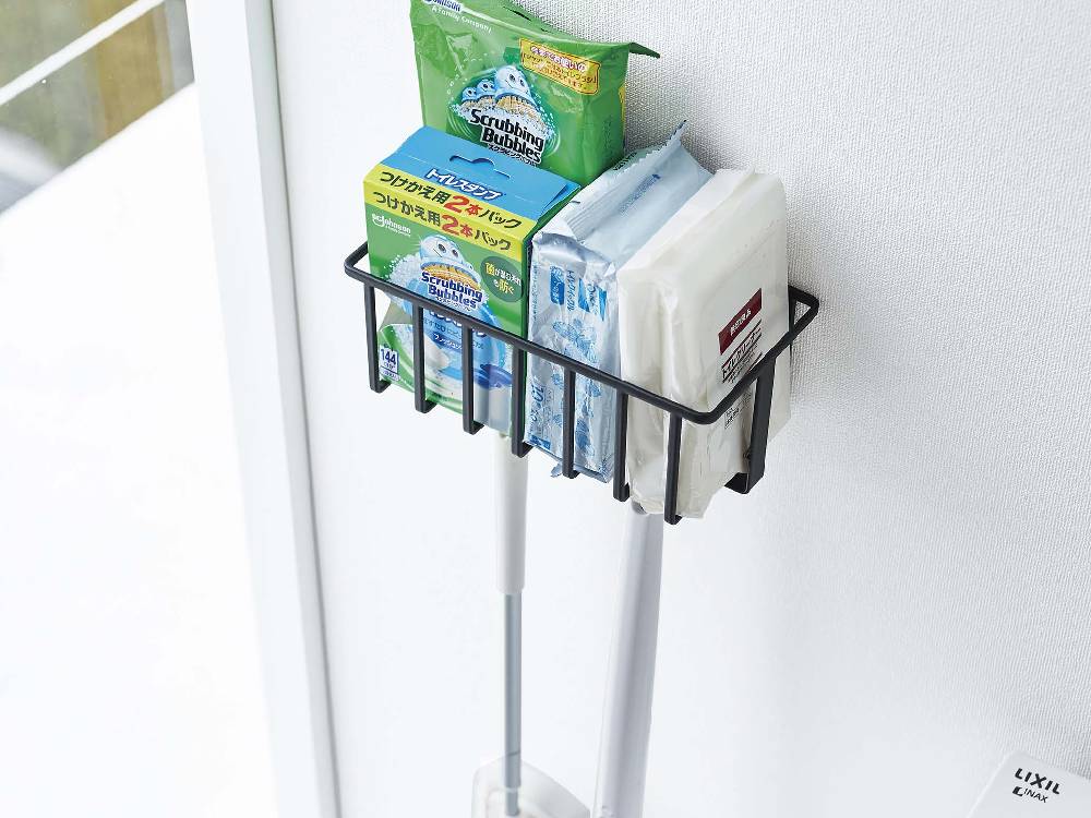 スチール製のタワーウォールトイレ用品収納ラックが壁に取り付けられ、歯ブラシホルダーやペーパータオルホルダー、トイレットロールホルダーなどのトイレ用品が整然と配置されている様子