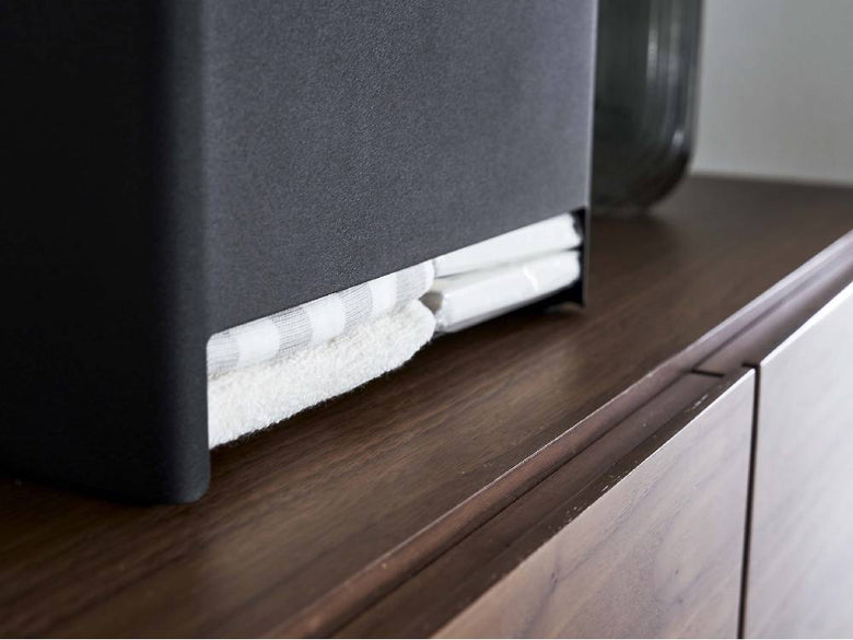 灰色と銀色のスチール製分別サニタリー収納ホルダー。キャビネットタイプで棚と引き出しが備わり、天然木積層合板の蓋が特徴的なサイドボード