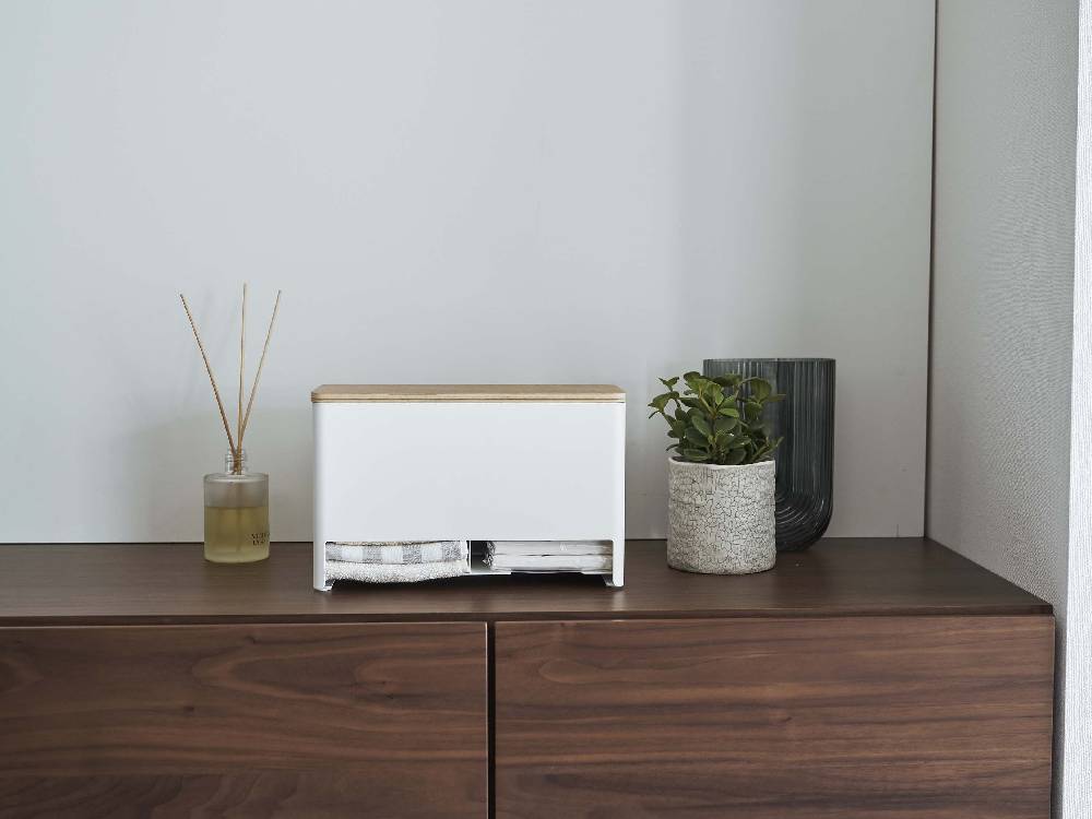 RIN/リンの木製分別サニタリー収納ホルダーが配置されたサイドボード。引き出しと天然木の蓋を備えたインテリア家具