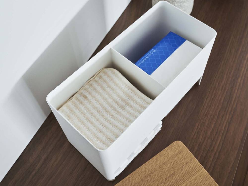 【RIN/リン】分別サニタリー収納ホルダーがバスルームキャビネットの棚に整然と配置され、スチール製本体と天然木蓋が特徴の収納ボックスとして使用されている様子