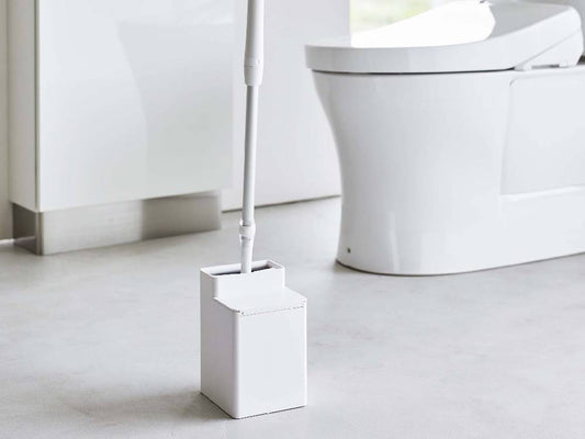 クリーナーシート収納付き【tower/タワー】トイレワイパースタンドがバスルームに設置されている様子