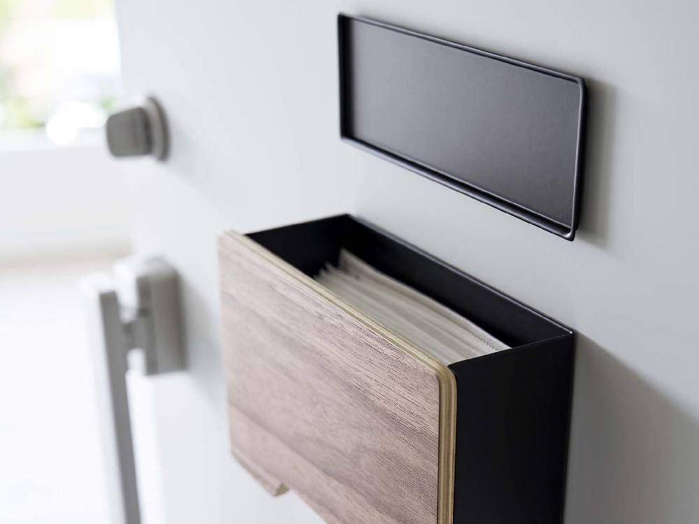 銀色の引き出し内に配置された【RIN/リン】マグネットマスクホルダー