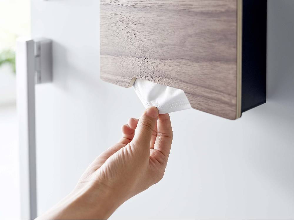 シルバー仕上げのスチール製マグネットマスクホルダー。サイズは約21cm幅で、トレーとフックが付属しており、オフィスや家庭でマスクを整理整頓するために使用できます。