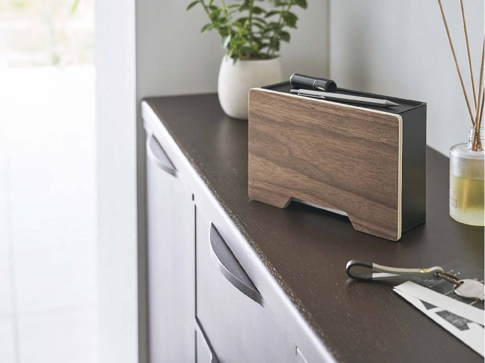 【RIN/リン】マグネットマスクホルダー。スチールと天然木の本体にトレー、マグネット、フックが付属しています