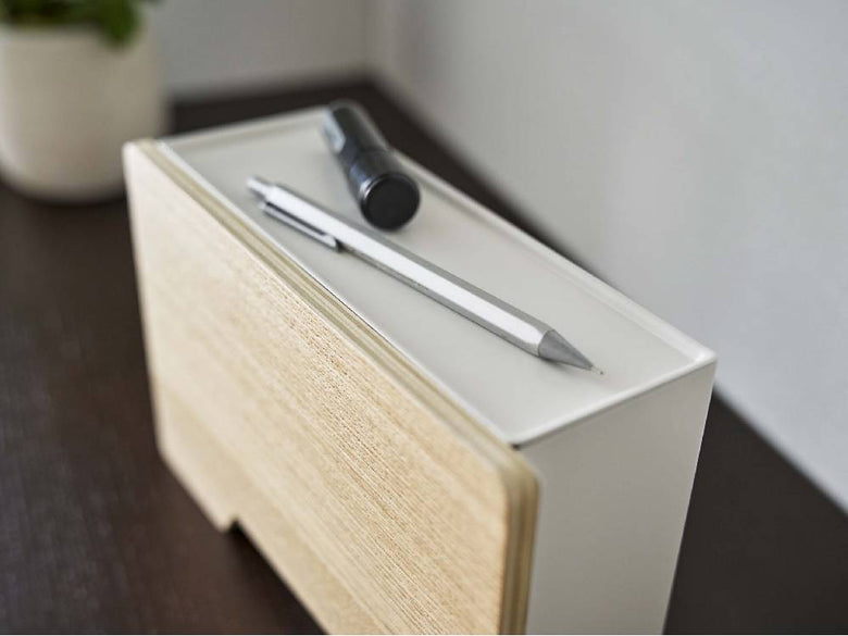 【RIN/リン】スチールと天然木積層合板製のマグネットマスクホルダーがオフィスデスク上に配置され、文房具と共に整理されている様子
