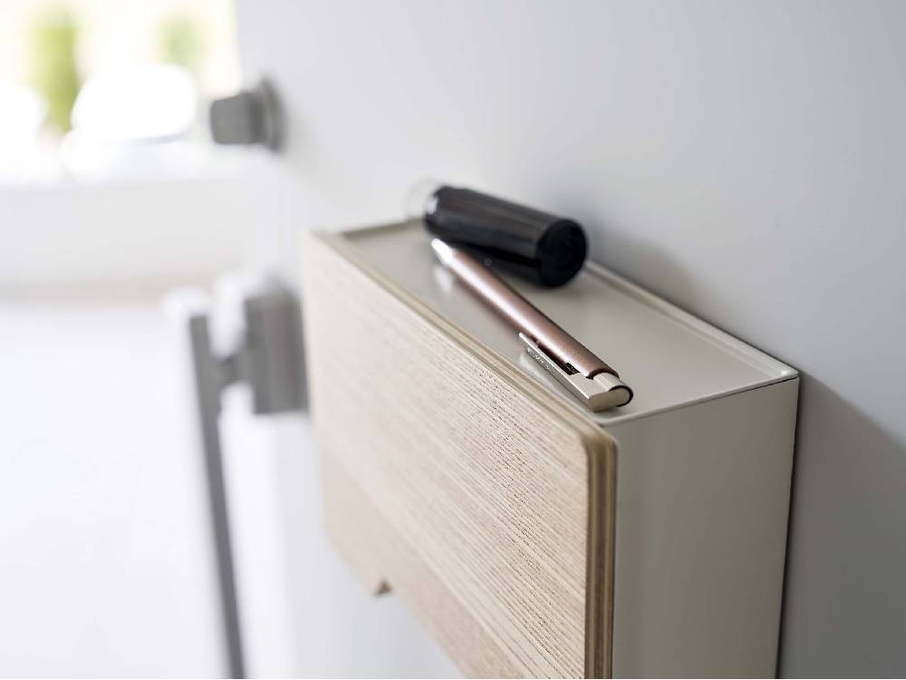スチールと天然木積層合板で作られた【RIN/リン】マグネットマスクホルダー。複数の引き出しとマグネット付きの収納スペースが特徴的なデザイン。