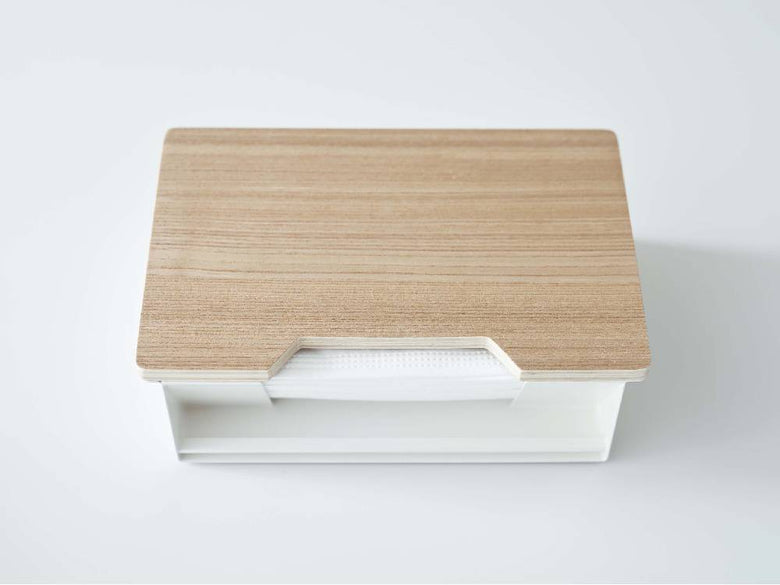 スチールと天然木を使用した【RIN/リン】マグネットマスクホルダーがオフィスデスク上に置かれている様子