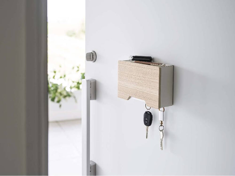 『RIN/リン』マグネットマスクホルダー本体とトレー、フックが並んだ収納ユニットの写真