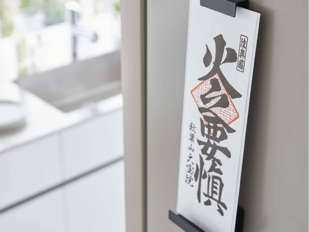 tower/タワー マグネット神札ホルダー シングルのスチール製ホルダー、上部と下部にマグネットが付いており、厚さ0.7cm以内の神札を安定して収納できるデザイン