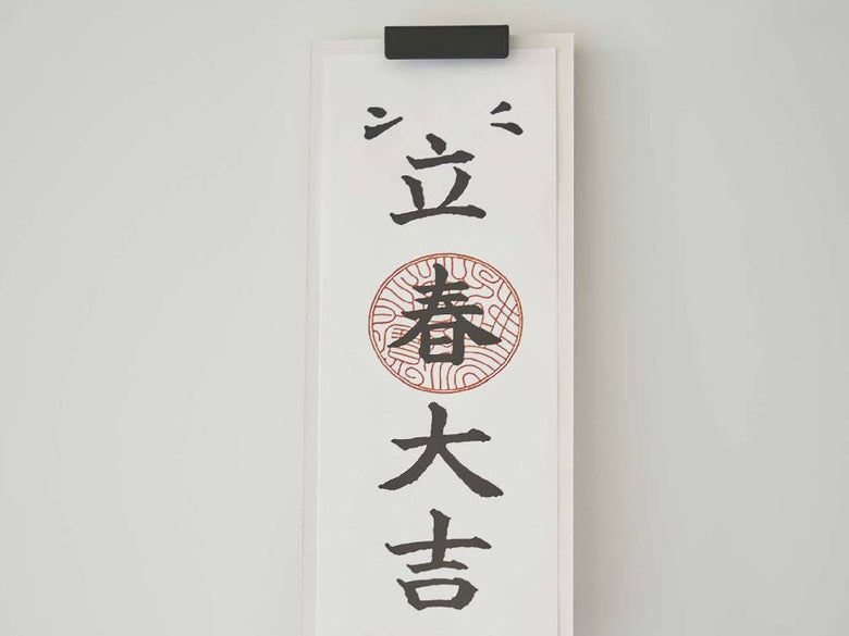 【tower/タワー】マグネット神札ホルダー シングルの写真。スチール製の上部と下部が組み合わさり、神札を差し込む部分が確認できるデザインです。