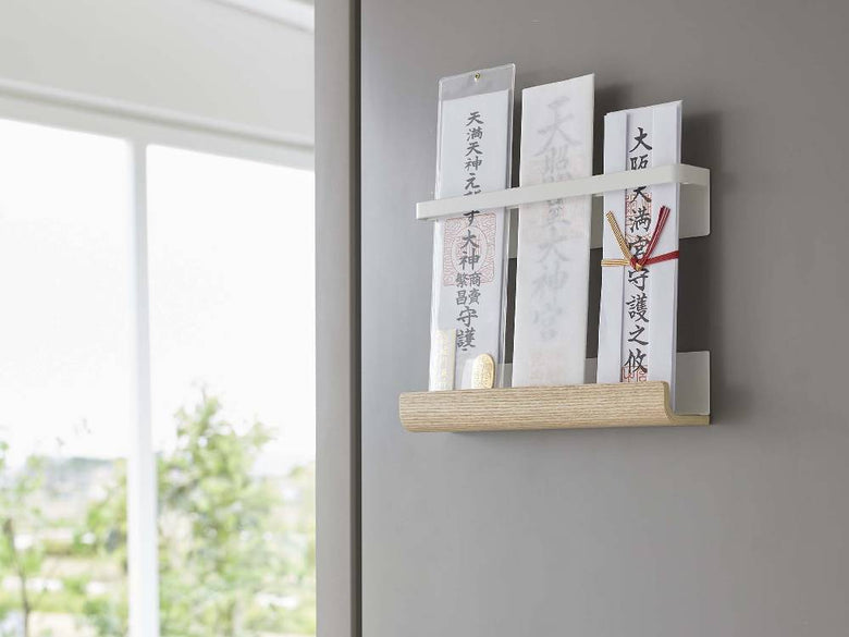 書籍やオフィス用品が整然と並んだ書棚とブックエンドの配置