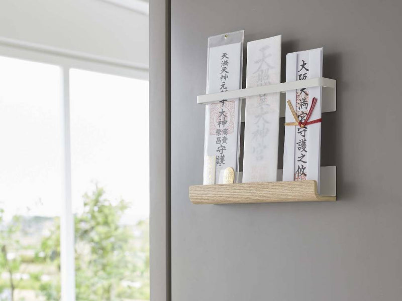 書籍やオフィス用品が整然と並んだ書棚とブックエンドの配置