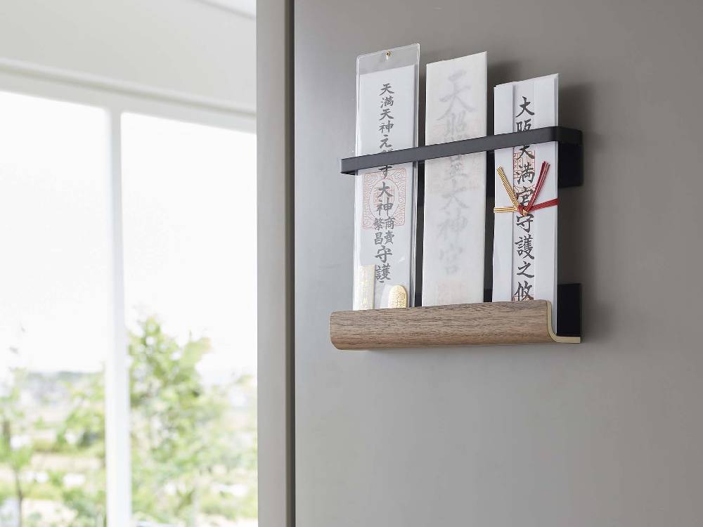 スチール製の棚に【RIN/リン】マグネット神札ホルダーが配置され、書籍やオフィス用品とともに整然と並んでいる様子