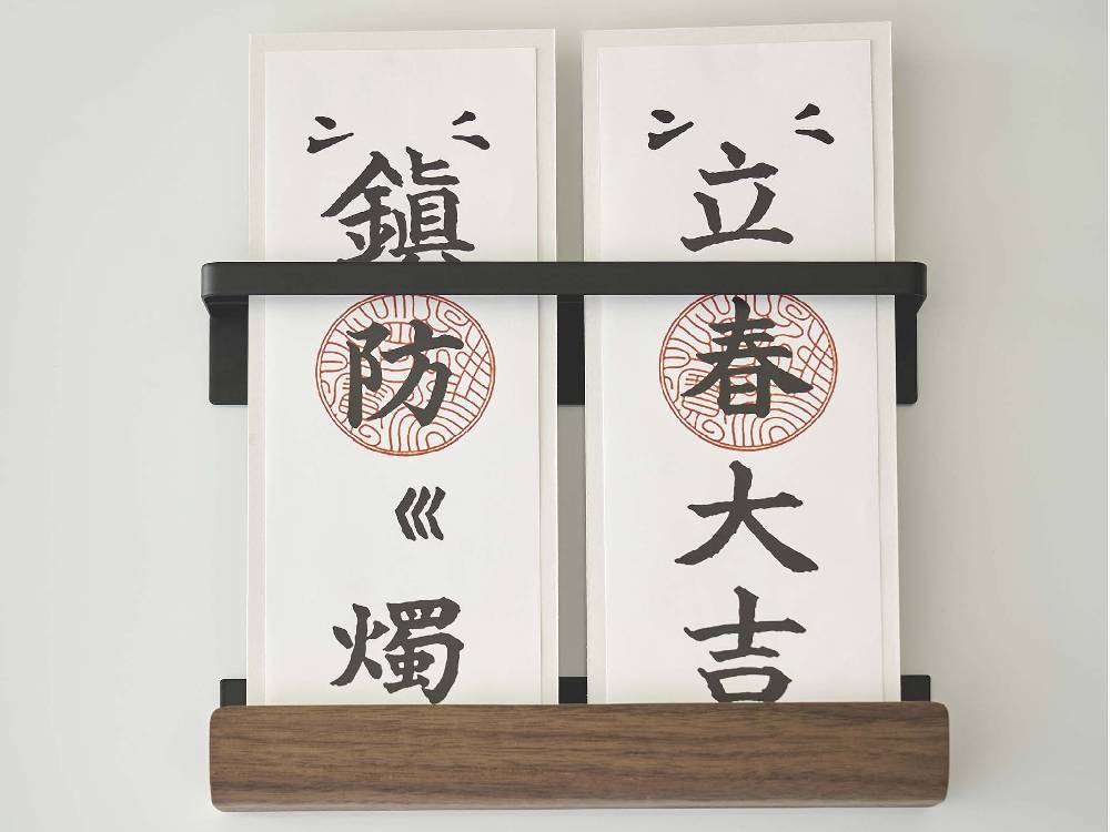 棚に置かれた【RIN/リン】マグネット神札ホルダーと写真立て