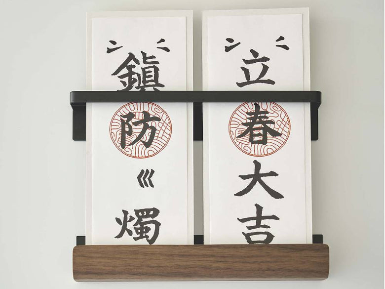 棚に置かれた【RIN/リン】マグネット神札ホルダーと写真立て