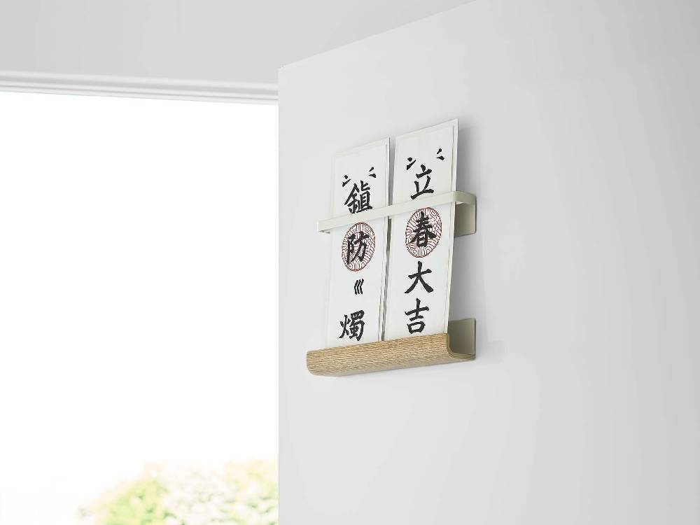 「【RIN/リン】マグネット神札ホルダー」を棚に配置した画像。スチール製と天然木の組み合わせ。