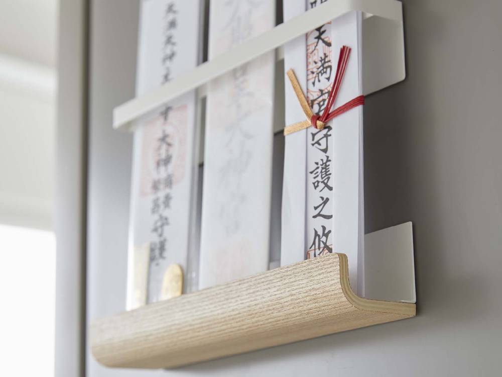 木製棚に配置されたスチールと合板製のマグネット神札ホルダー