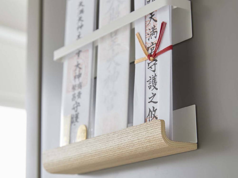 木製棚に配置されたスチールと合板製のマグネット神札ホルダー