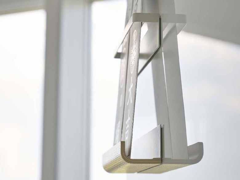 スチールと天然木を使用した【RIN/リン】マグネット神札ホルダーのデザイン写真