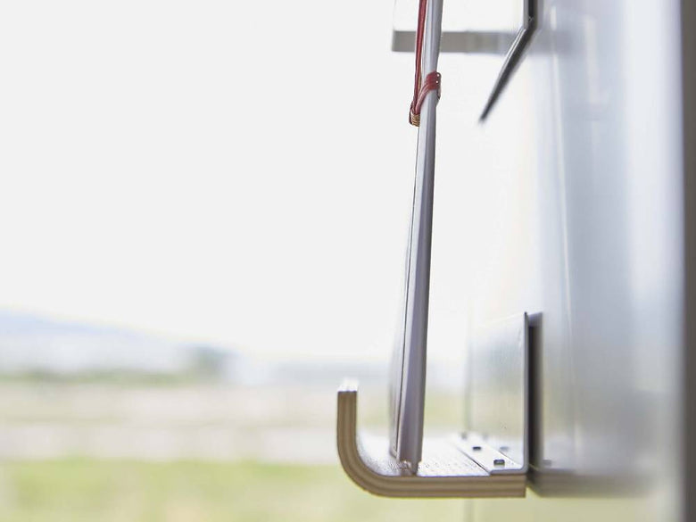 スチールとアルミニウム製のマグネット神札ホルダー。ハンドルとヒンジを備えた家庭用金物として、神札をしっかりと保持するデザイン。