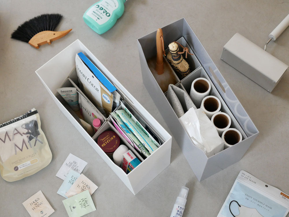 ライクイットのオールホワイト持ち運び可能な収納ボックス。デスク上を整理するためのプラスチック製ボックスと紙製インナーオーガナイザーがセットされています。