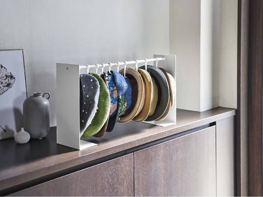 タワー型帽子収納スタンド。スチールフレームに大・小サイズのABS樹脂フックが備わり、約2.5kgの帽子を整理できるシンプルでスタイリッシュなデザイン。