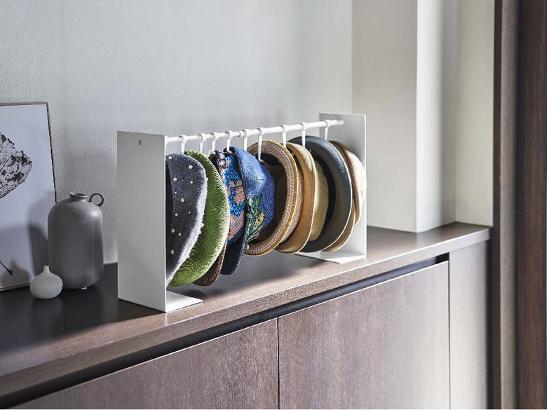 タワー型帽子収納スタンド。スチールフレームに大・小サイズのABS樹脂フックが備わり、約2.5kgの帽子を整理できるシンプルでスタイリッシュなデザイン。