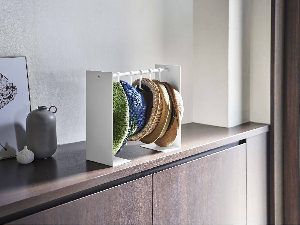 複数の帽子が掛けられたスチール製「tower/タワー」帽子収納スタンド