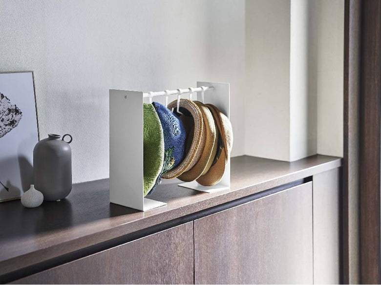 複数の帽子が掛けられたスチール製「tower/タワー」帽子収納スタンド