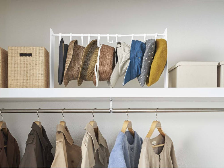 【tower/タワー】スチール製帽子収納スタンドに複数の帽子が掛けられている様子