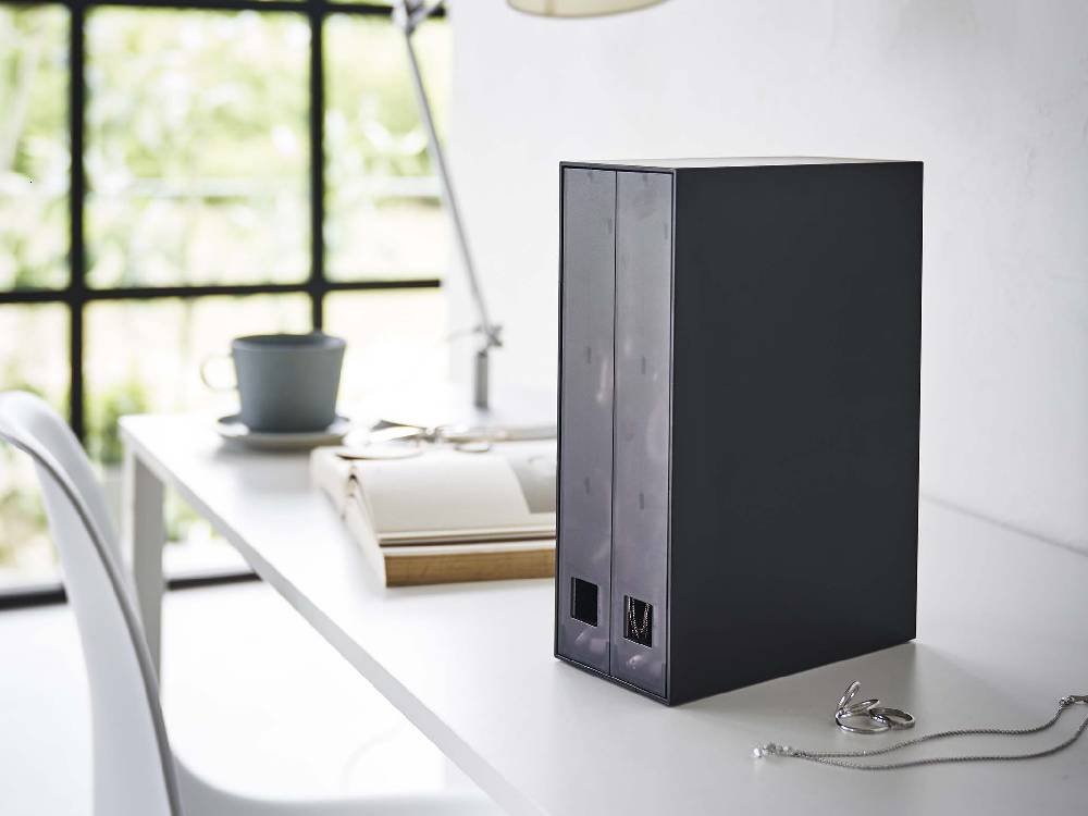 タワー型デザインのネックレス＆ピアス収納ケース。ABS樹脂製本体とポリカーボネート製引き出しを備えた収納ボックス。