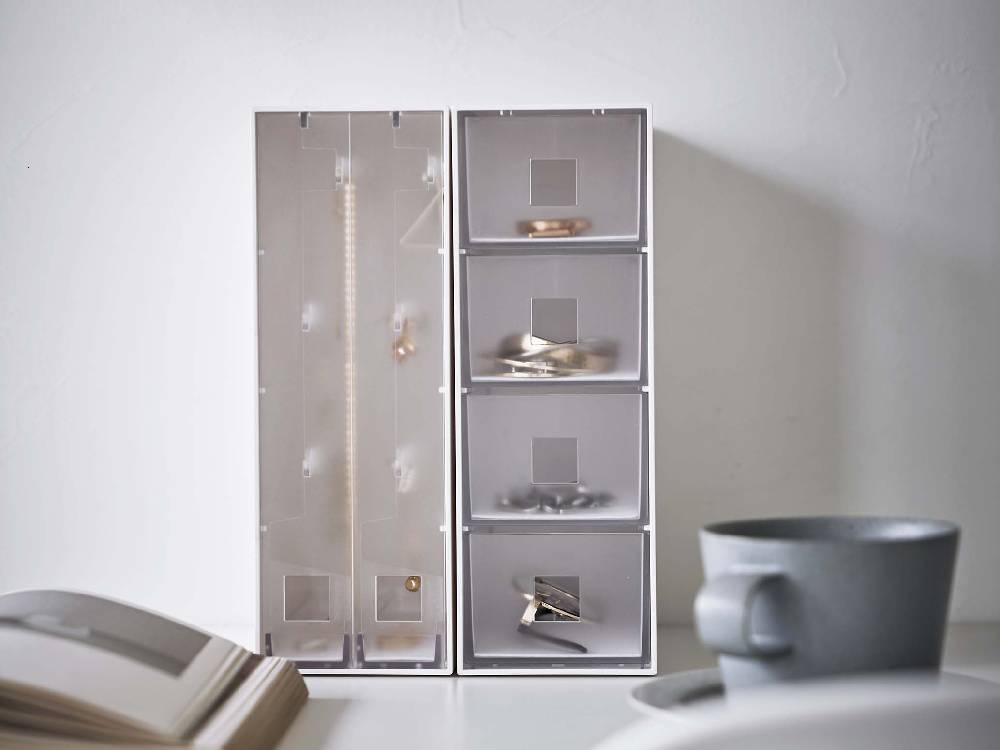 銀色のアルミニウムフレームと透明ガラス棚を備えたタワー型ネックレス＆ピアス収納ケース。